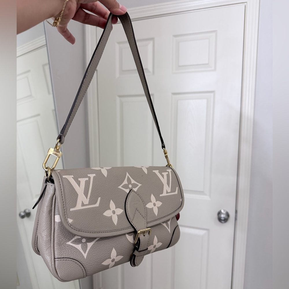 Louis Vuitton Beige Monogram Shoulder Bag - Picture 3 of 8